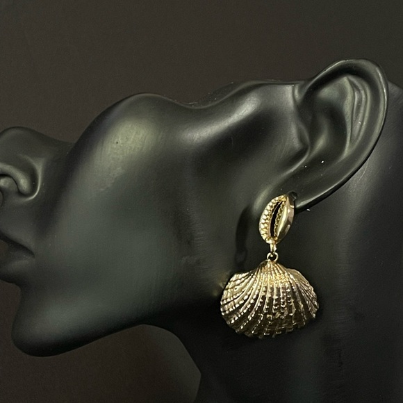 Brielle - Gold Bohemian Style Shell Conch Earrings - Picture 3 of 3